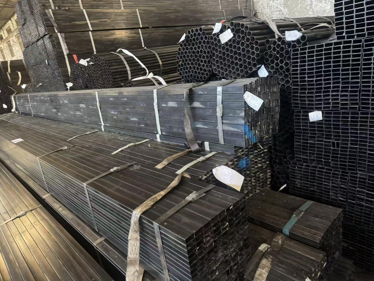 High Quality ERW Welded Steel Pipe / Black Tube / Carbon Steel Pipe Supplier from China